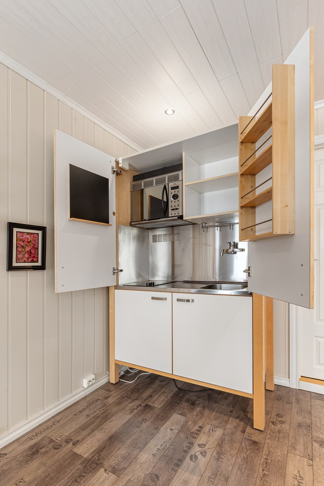 Det er et lite tekjøkken i stuen i u.etg/hybel del Galleribilde