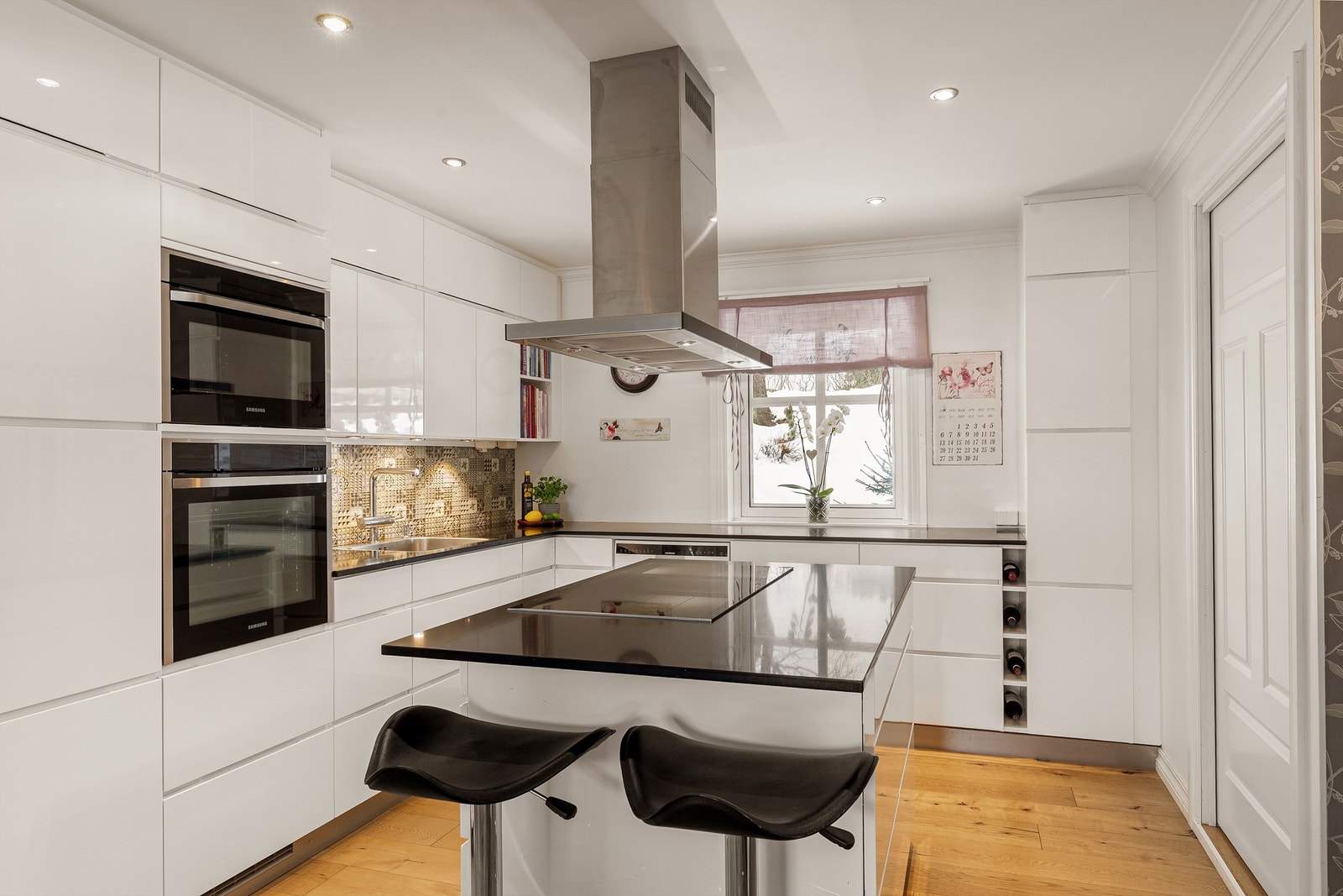 Pent og velutstyrt kjøkken med integrerte hvitevarer Galleribilde