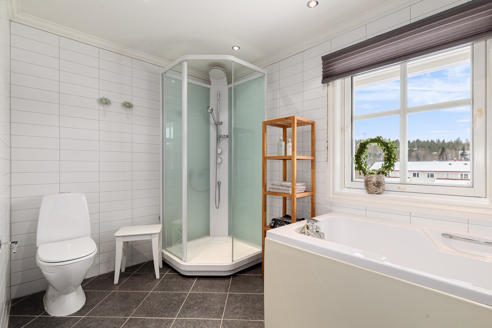 Pent flislagt bad med badekar og dusj i 1.etg Galleribilde