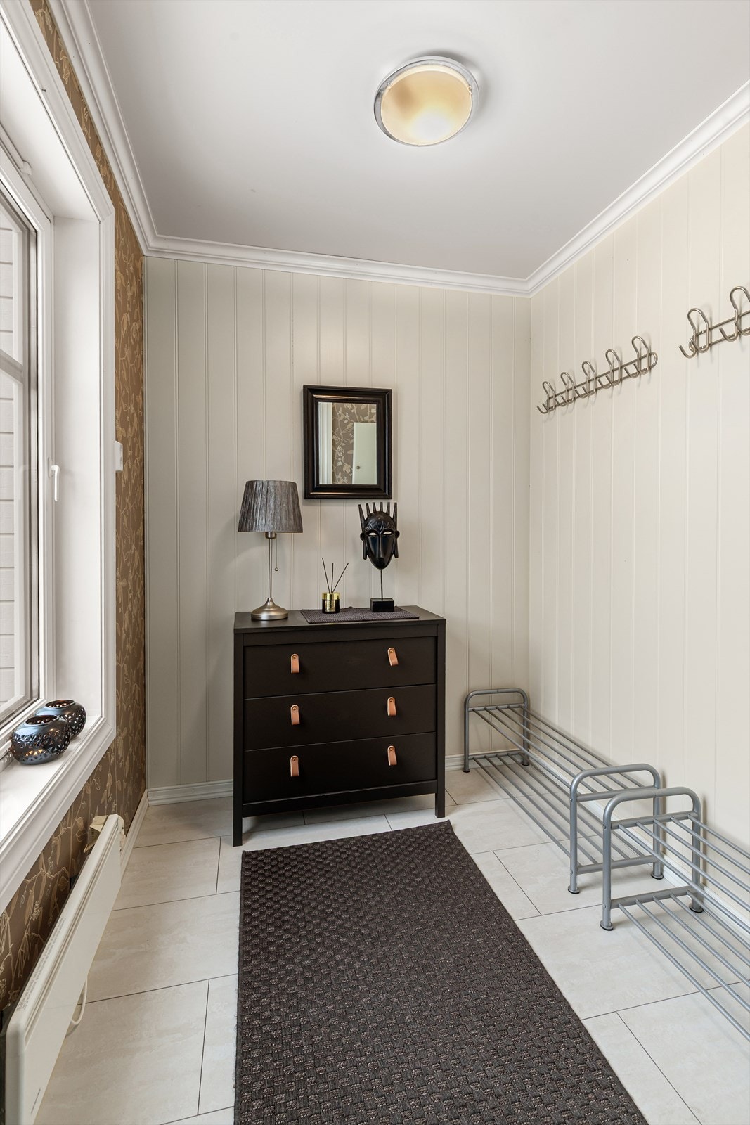 Et meget praktisk garderoberom ved entre Galleribilde