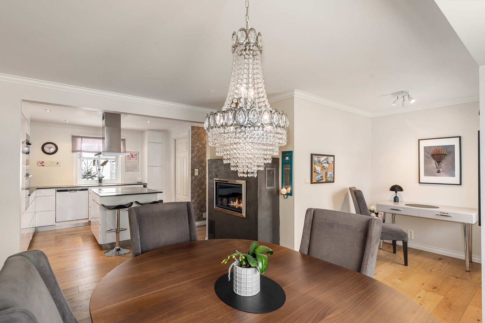 Stort kjøkken med plass til spisebord - Et flott allrom - Gasspeis Galleribilde