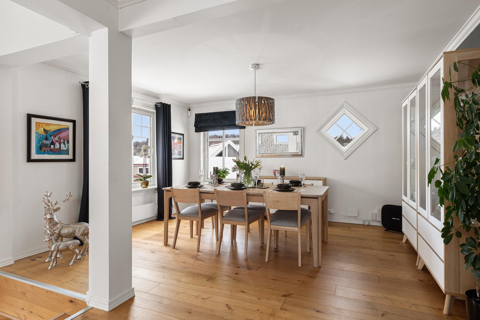 Det er god plass til en romslig spisestue i stuen Galleribilde