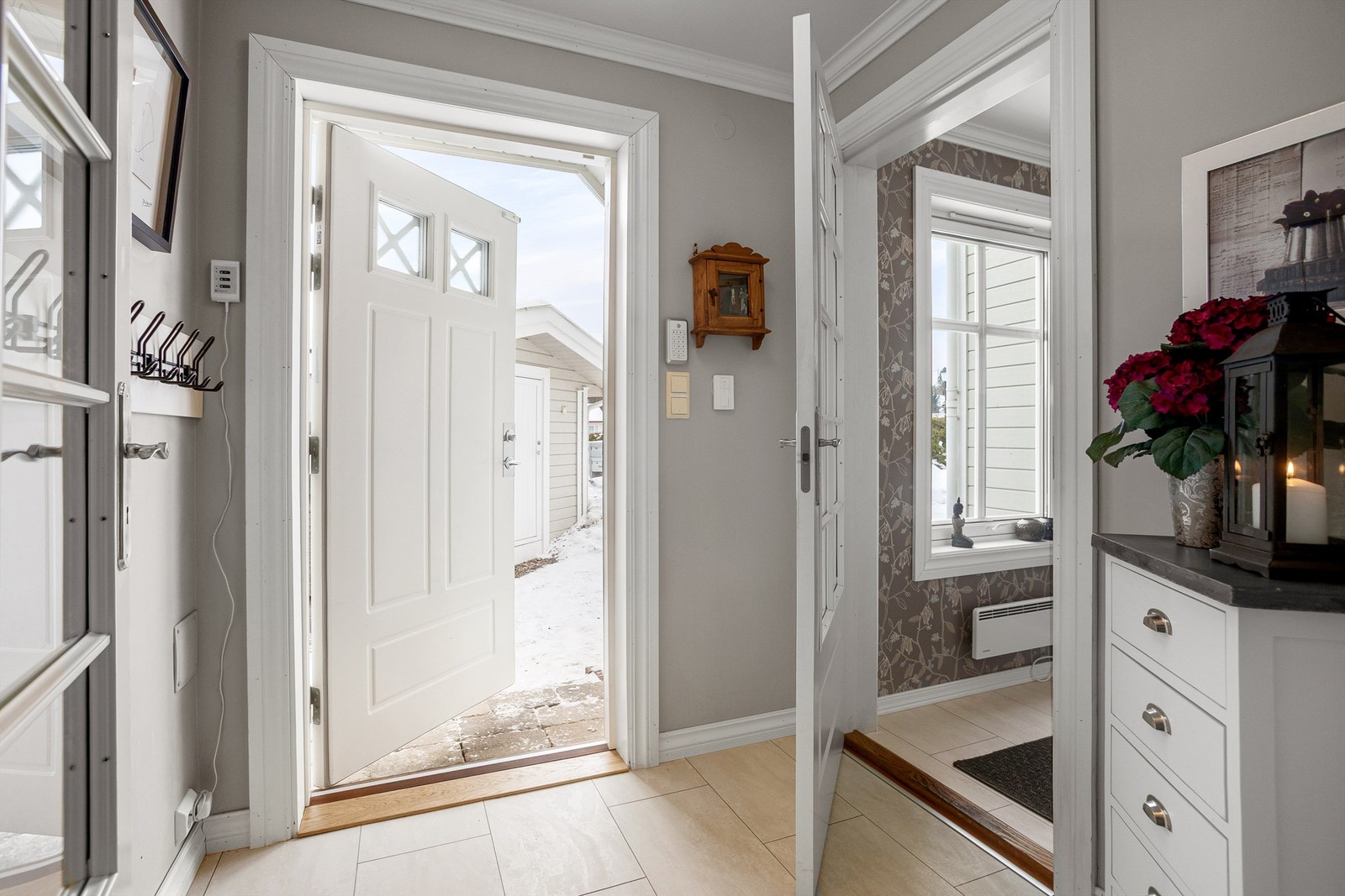 Entre med praktisk garderoberom til høyre Galleribilde