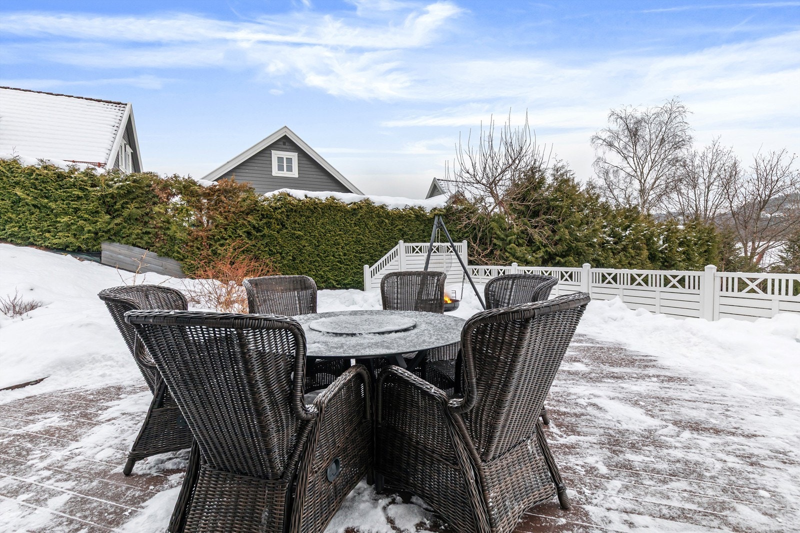 Stor terrasse utenfor stuen i 1.etg Galleribilde