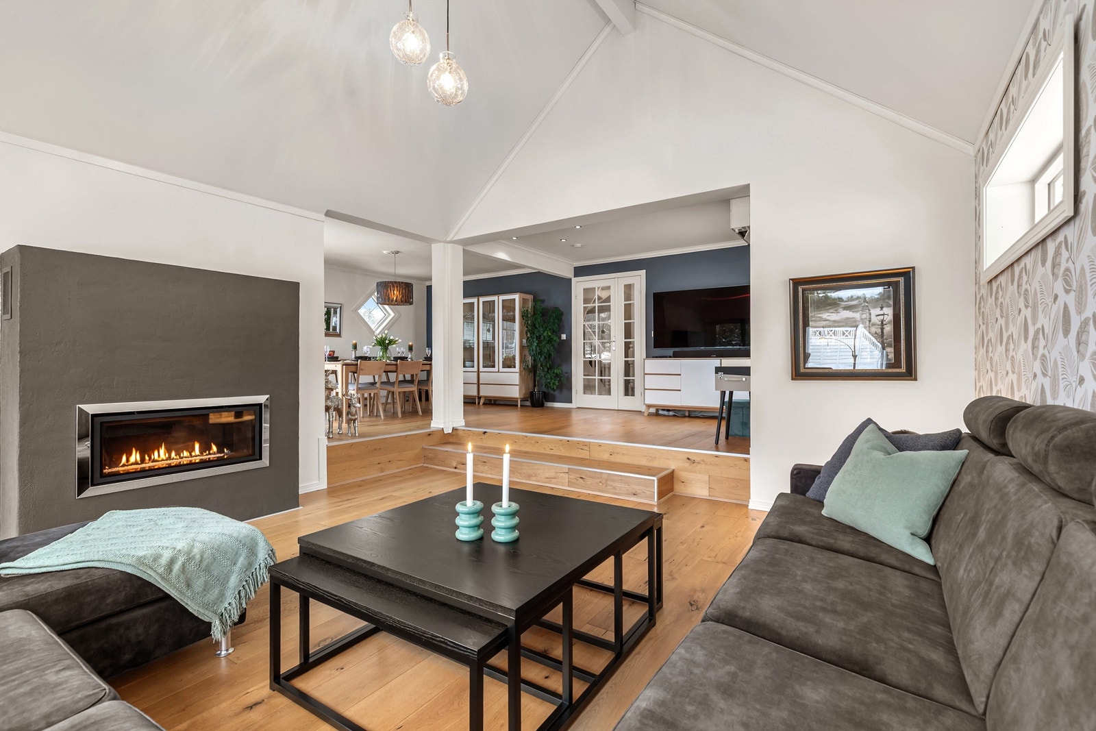 Herlig stue med høyt under taket og flott gasspeis Galleribilde