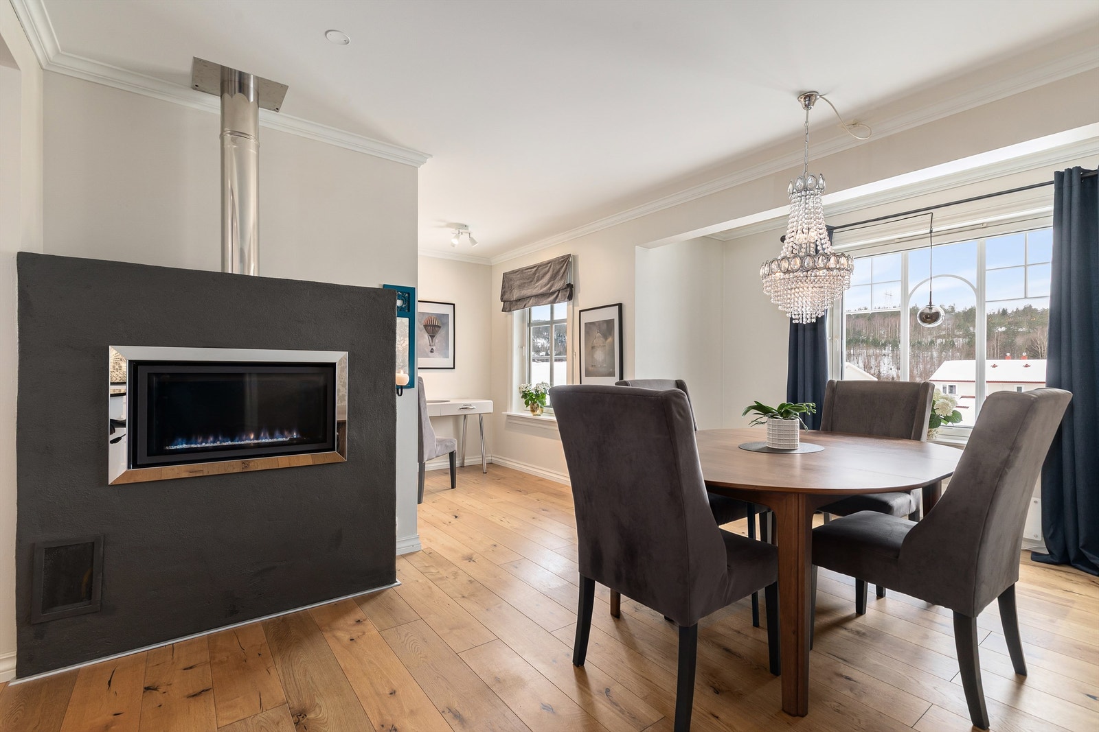 Det er god plass til spisebord på kjøkkenet - Flott gasspeis Galleribilde