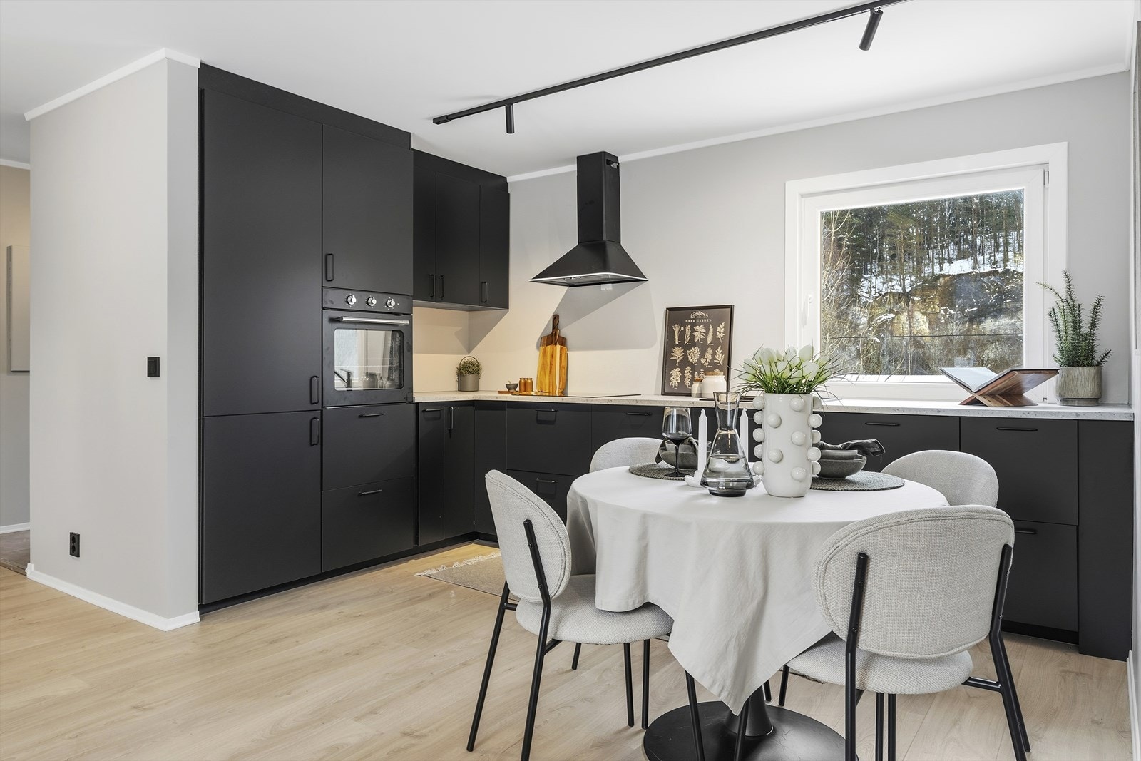 Hele boligens hovedplan er pusset opp i 2025 Galleribilde