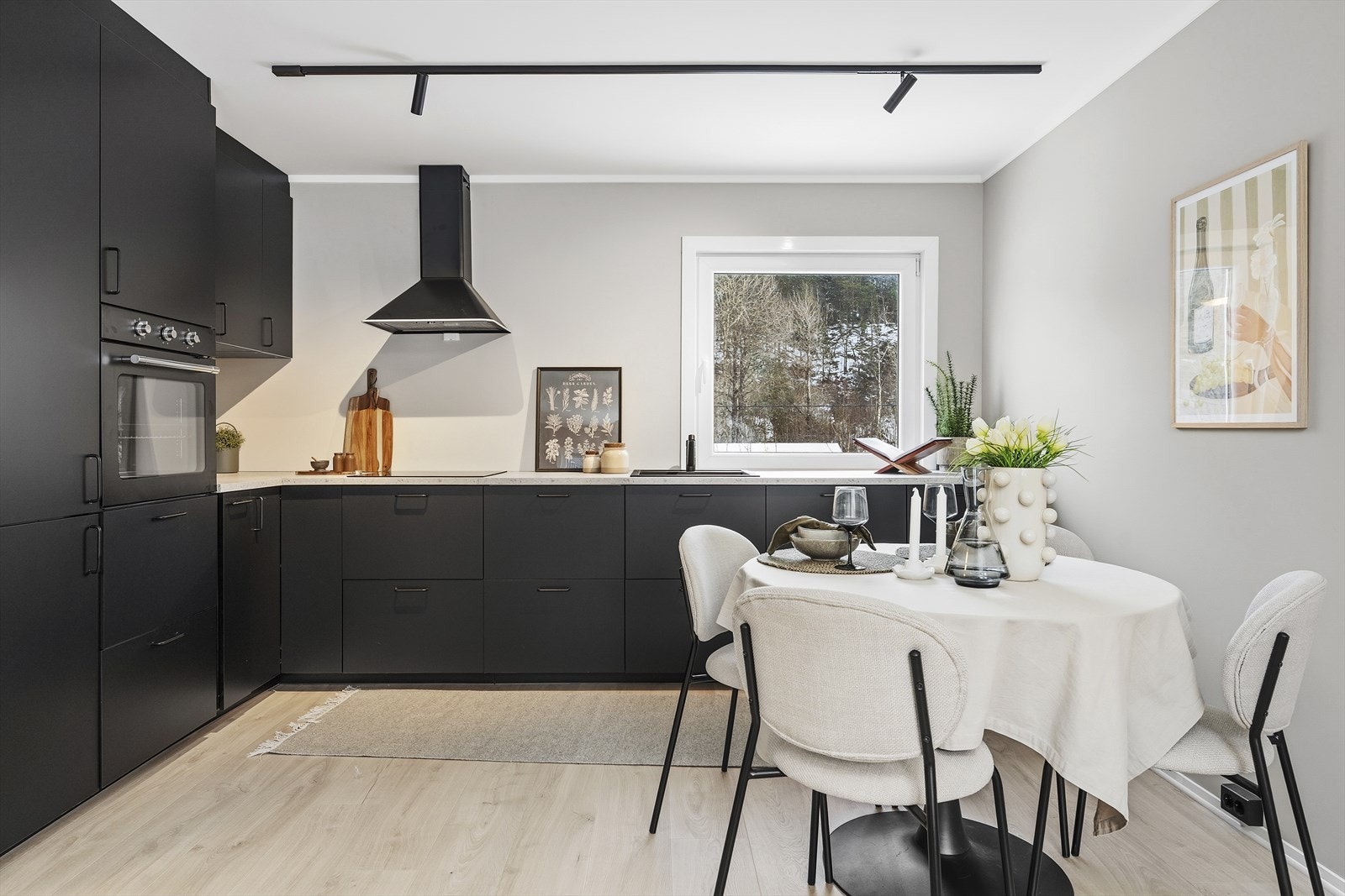 Pent og moderne kjøkken med integrete hvitevarer Galleribilde