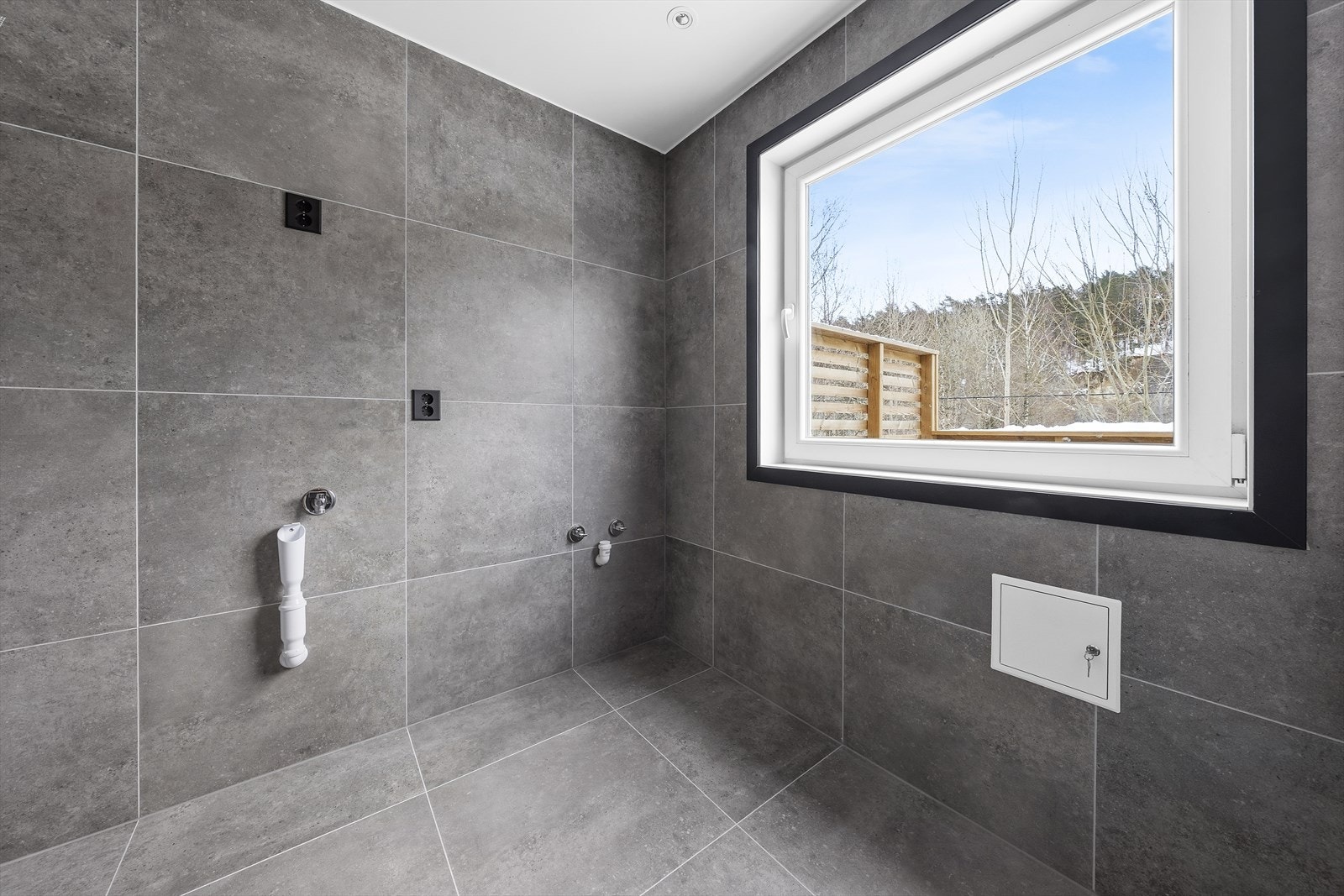 Romslig vaskerom i samme stil Galleribilde