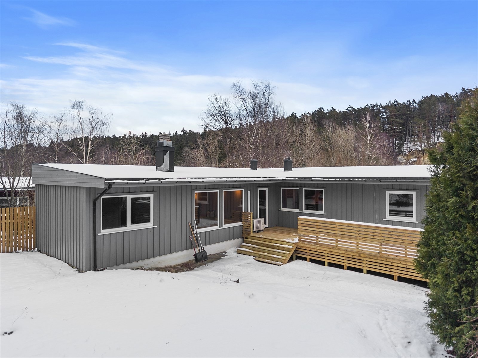 Koselig hagedel - hus og grunnmur malt i 2025 Galleribilde