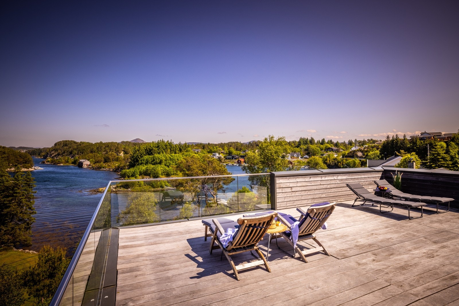 - Vakker sjøutsikt i retning holmen og Cornelius - Galleribilde