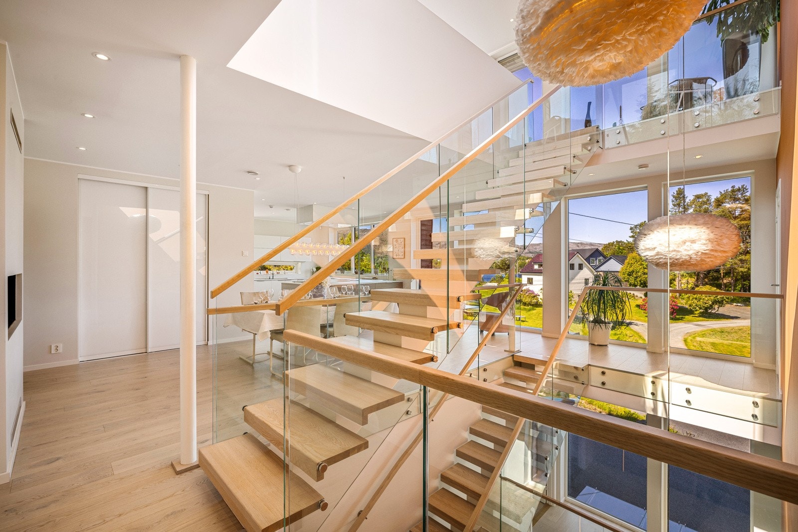 - 2. etasje består av Kjøkken/spiestue/hall, stue, vinterhage, soverom med walk-in-closet og bad - Galleribilde