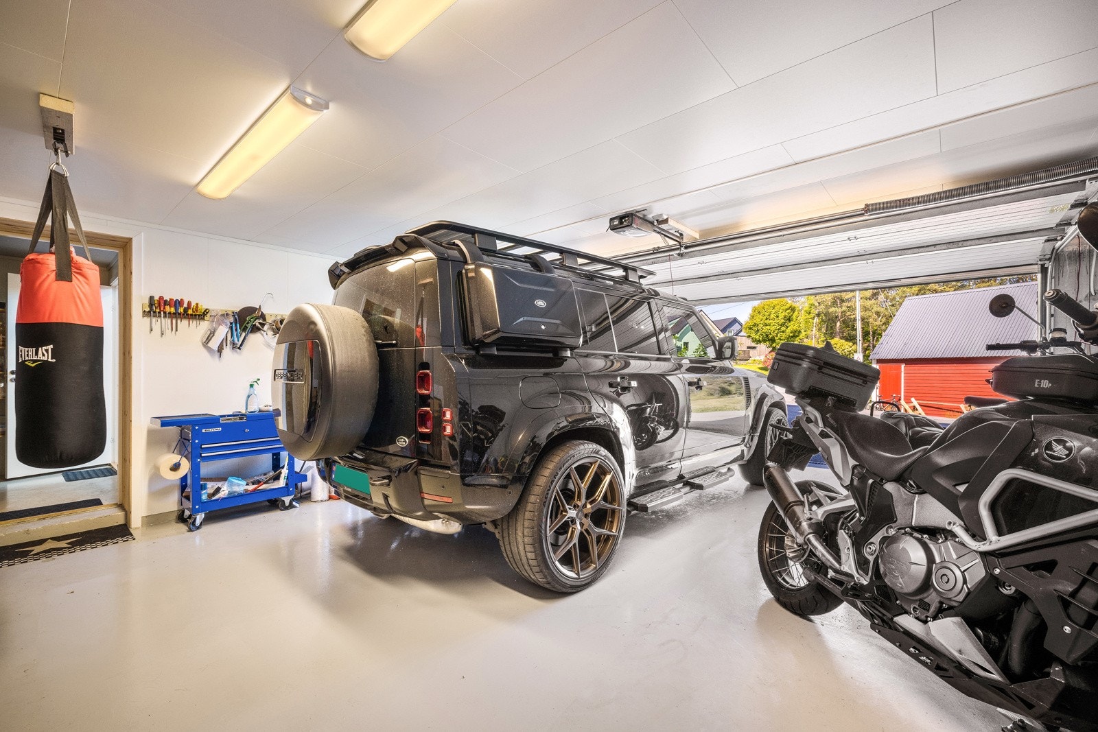 - Dobbel garasje på 44,3 kvm med vannbåren varme og motorisert leddport, god plass - Galleribilde