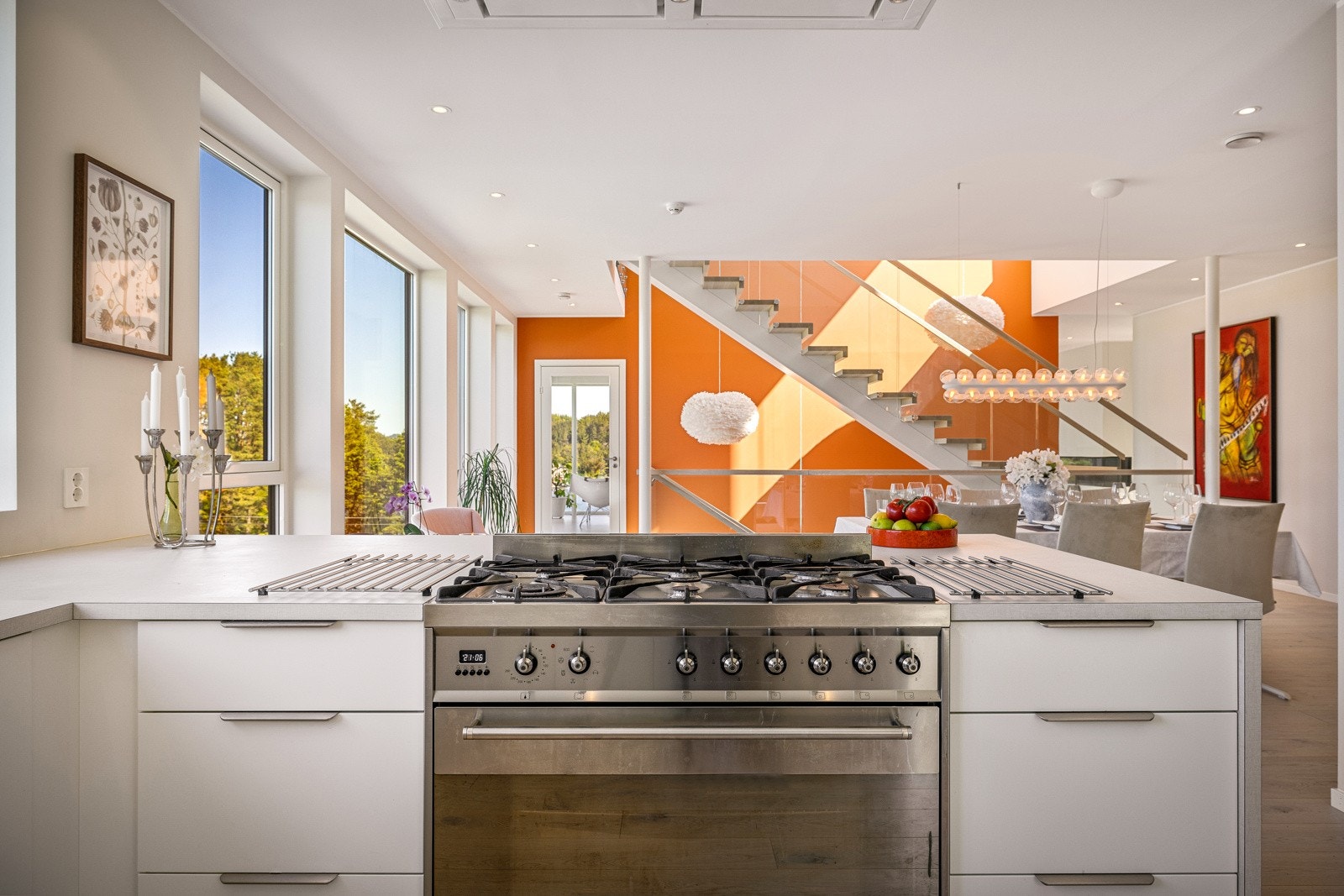 - Stor gasskomfyr og hele tre stekeovner gjør kjøkkenet funksjonelt, selv når mange retter skal lages samtidig - Galleribilde