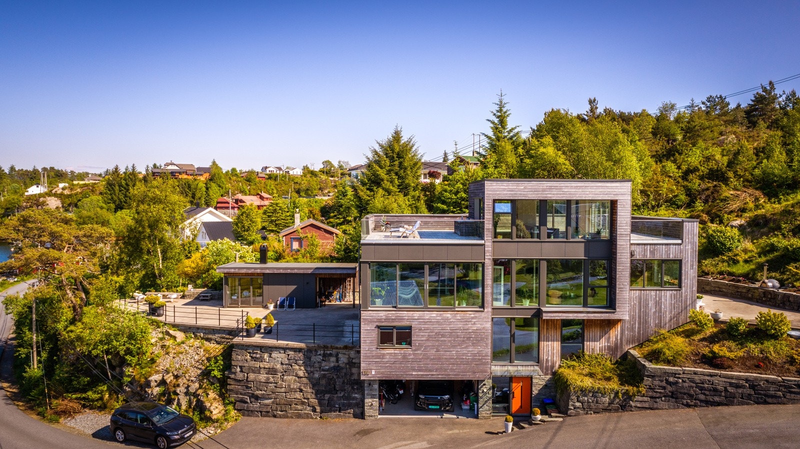 - Alle Vinduer utenom foldedør i 3.etasje har bioclean selvrensende belegg, aluminiumsbekledning for enkelt vedlikehold - Galleribilde