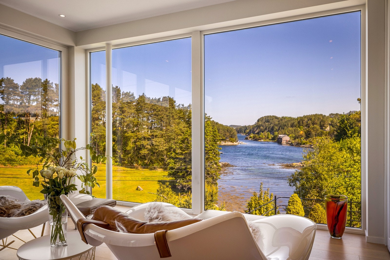 - Fra kjøkken kommer man videre inn i vinterhagen på 24,4 kvm, her er store vindusflater fra tak til gulv og man føler seg i ett med naturen - Galleribilde