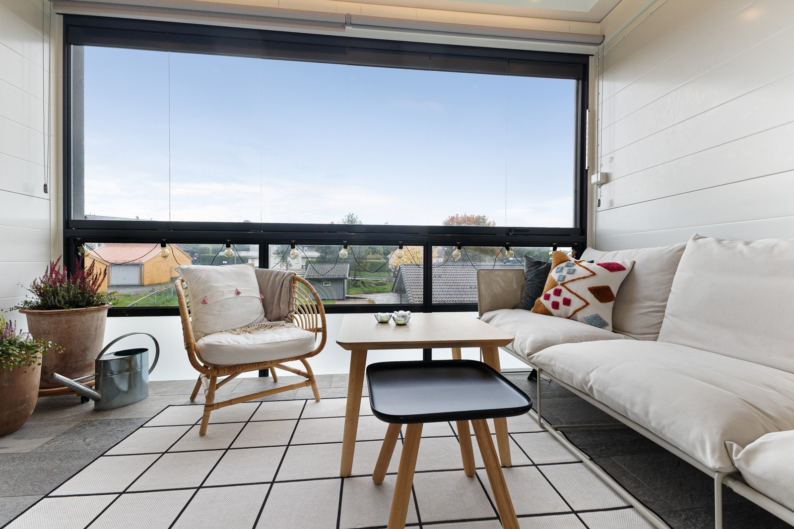 Meget romslig, innglasset balkong, som også kan brukes som et gjesterom. Galleribilde