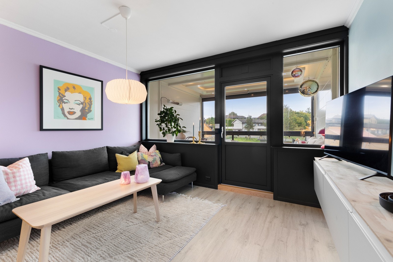 En strøken og moderne leilighet malt i freshe farger Galleribilde