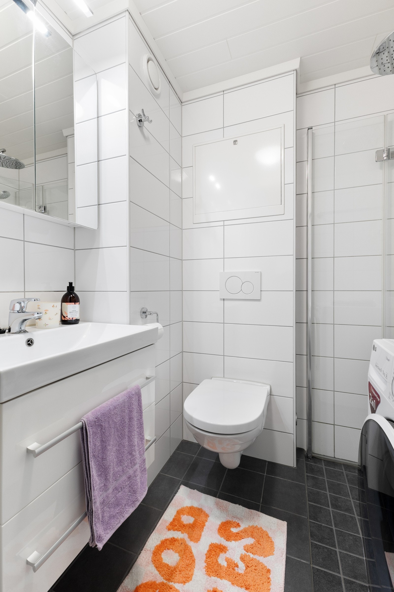 Pent, flislagt bad som er renovert i 2019 av Porsgrunn Rør AS i regi av borettslaget. Galleribilde