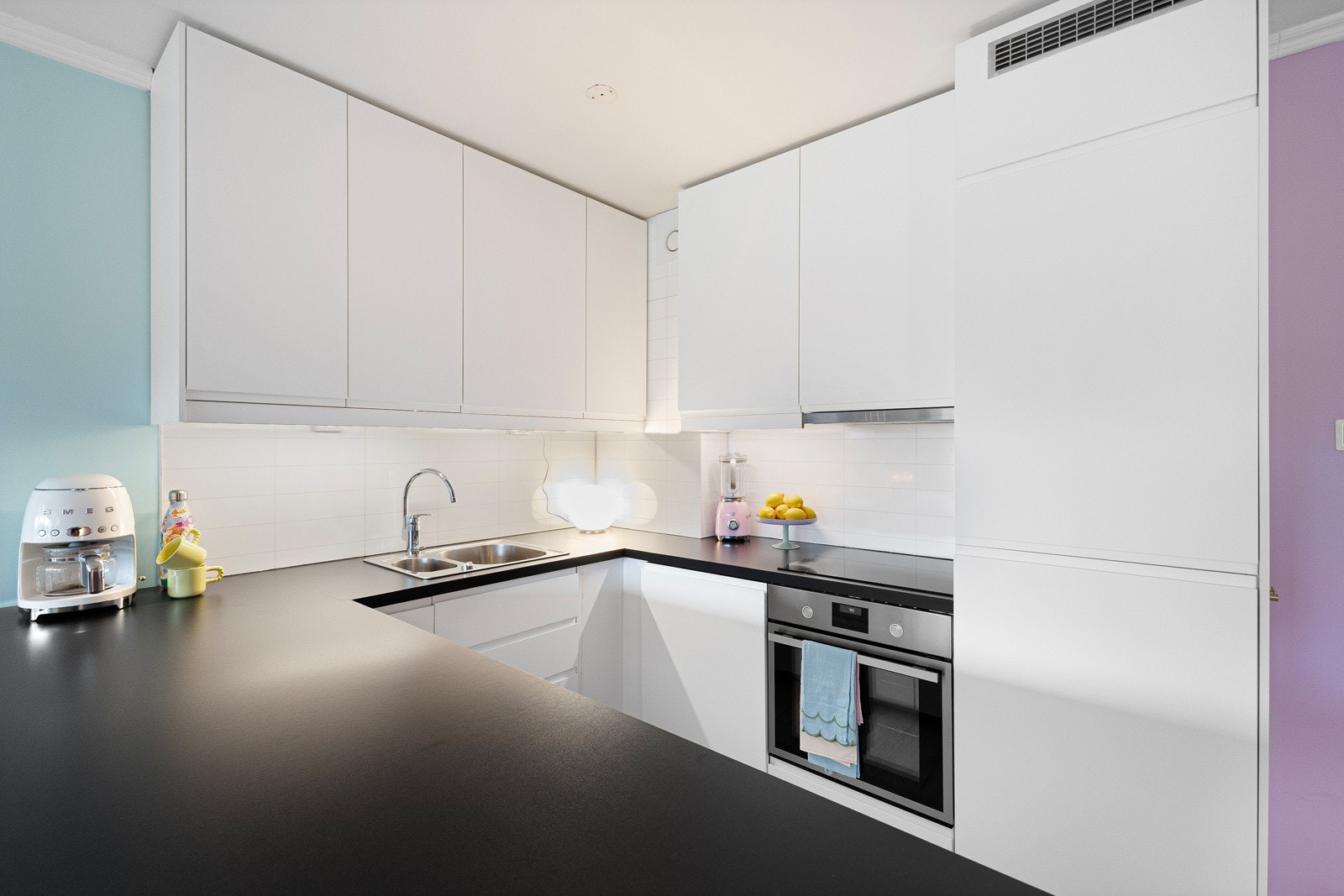 Kjøkkeninnredning fra Ikea er satt inn i 2017 og har meget god utnyttelse av arbeids- og oppbevaringsplass, samt benkeplate i laminat. Galleribilde