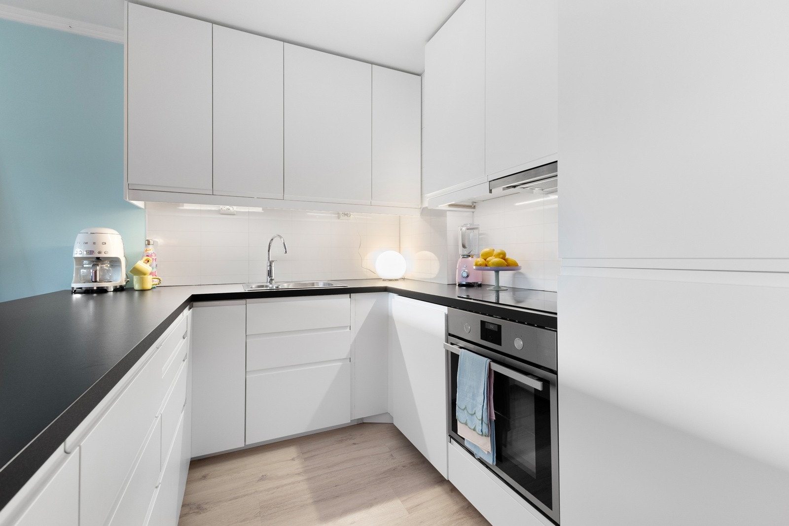 Det er integrerte hvitevarer som komfyr, platetopp, kjøl/fryseskap og oppvaskmaskin som følger med. VV-tank på 120 liter etablert i kjøkkenskap. Galleribilde