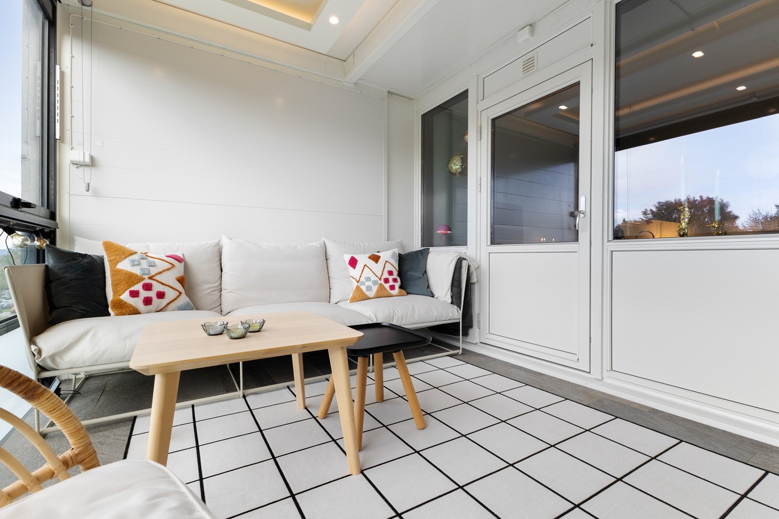 Balkongen er på hele 11 kvm. og har spotter i tak Galleribilde