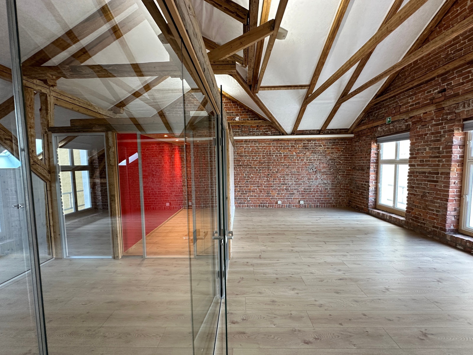 Glassvegger mellom kontorer og fellesområde. Galleribilde