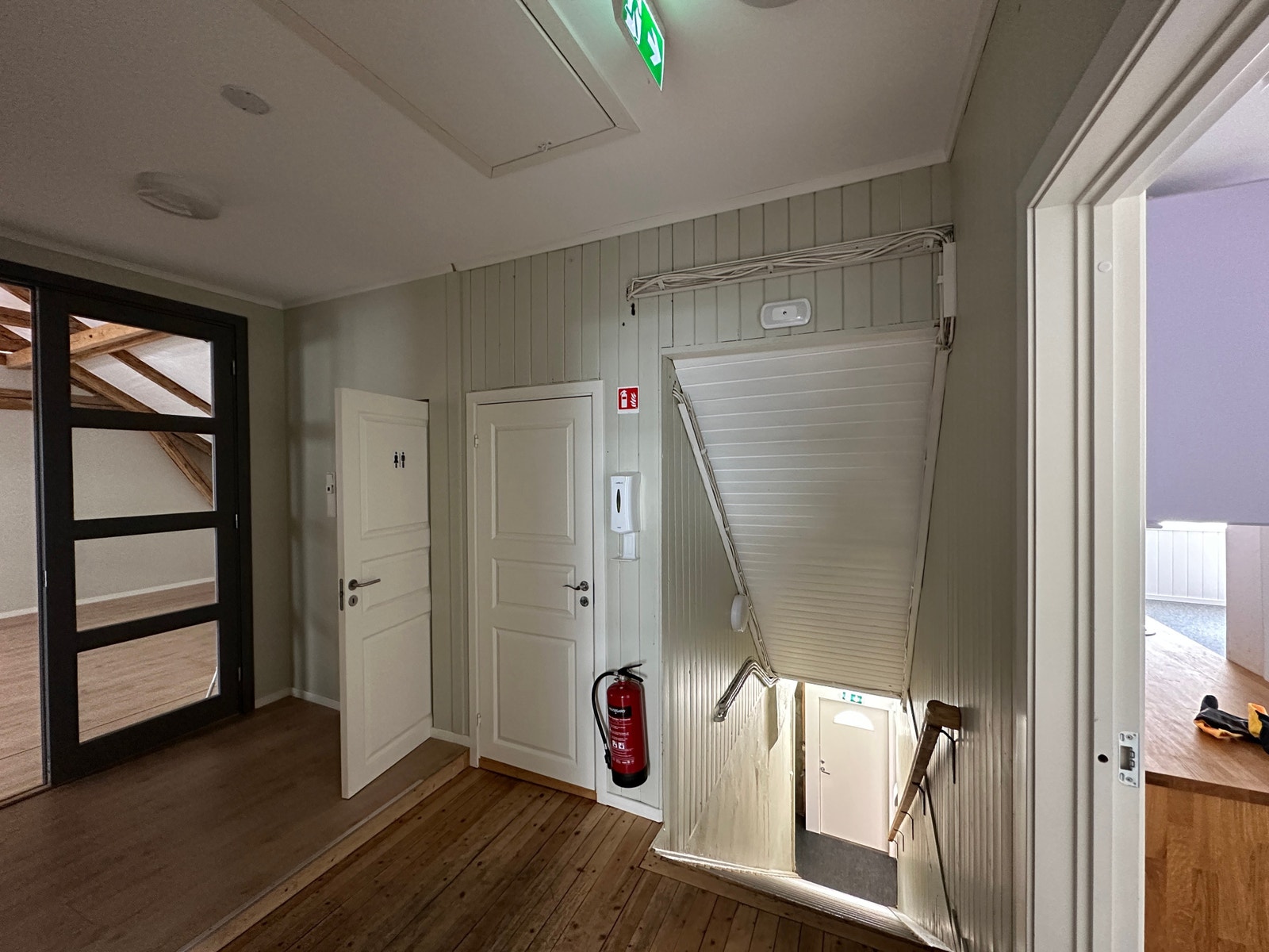 Gang mot kontor, WC, inngangstrapp og møterom. Galleribilde