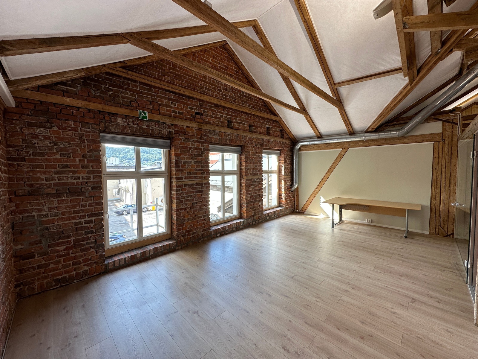 Kontorlandskap mot parkeringsplass. Galleribilde