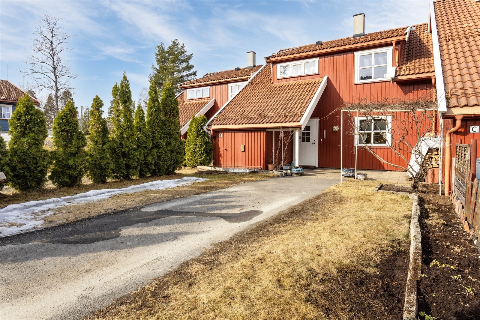 Man møtes av et hyggelig inngangsparti opparbeidet med asfaltert vei og steinlagt uteplass. Galleribilde