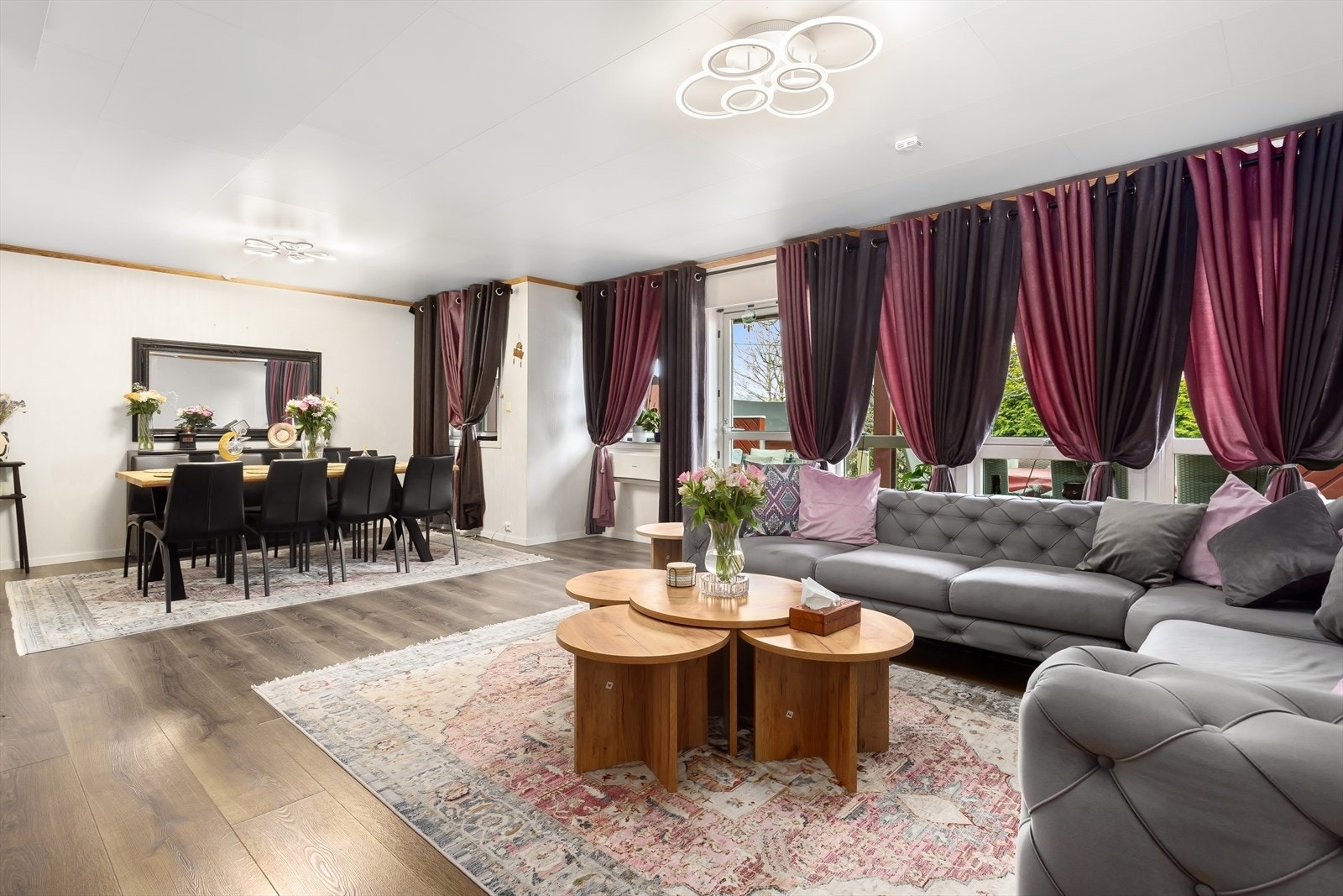 Boligen har en romslig stue, med lyse flater og et laminatgulv som ble byttet i 2019. Galleribilde