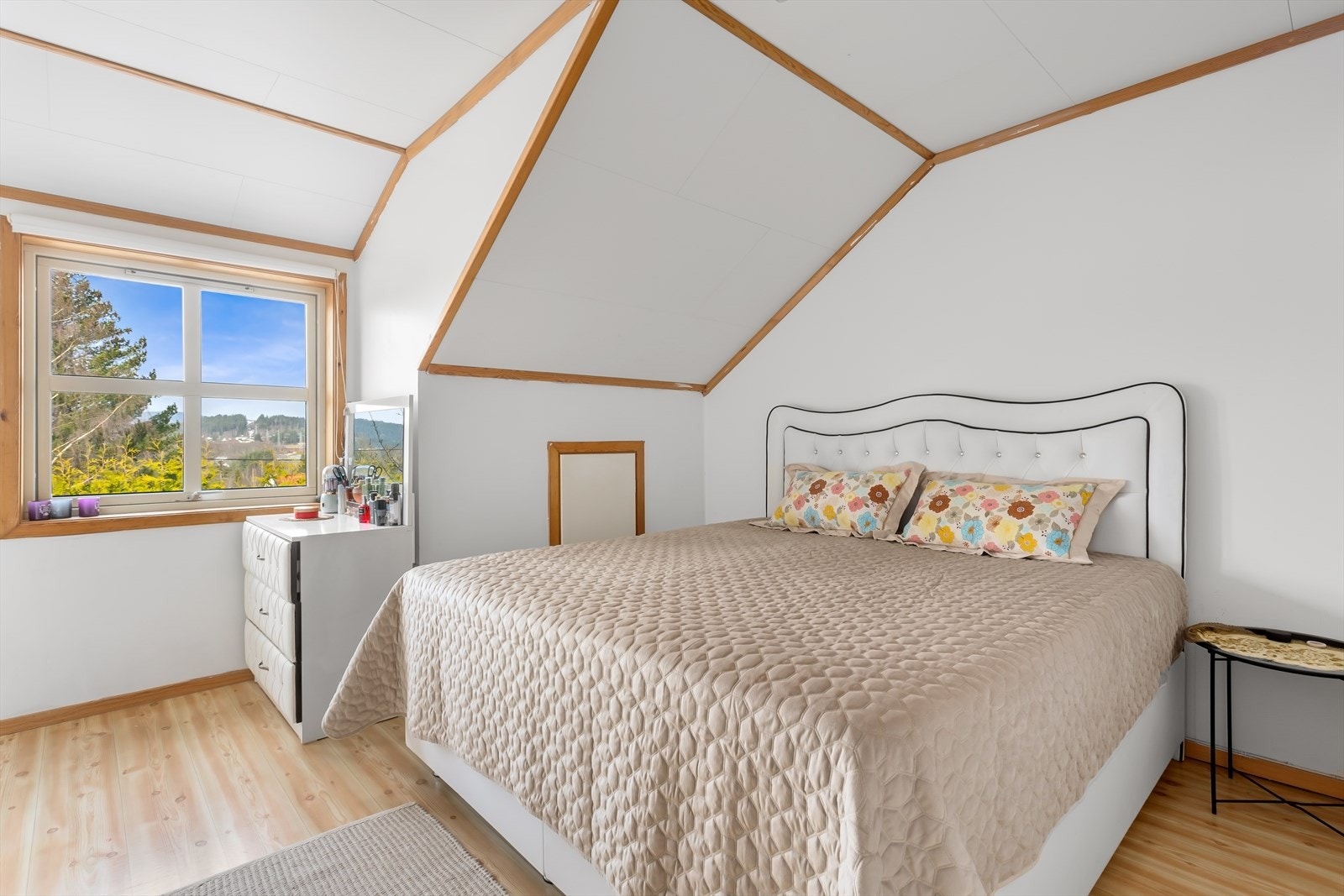 Boligen har totalt 3 soverom, alle på samme plan. Galleribilde