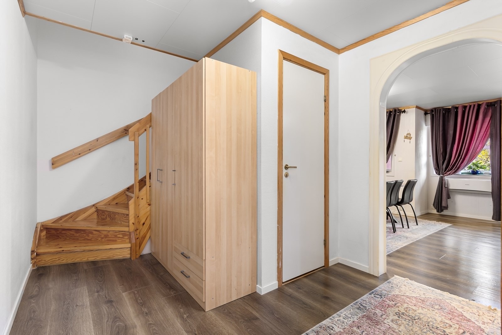 Under trappen er det ett separat toalettrom. Galleribilde