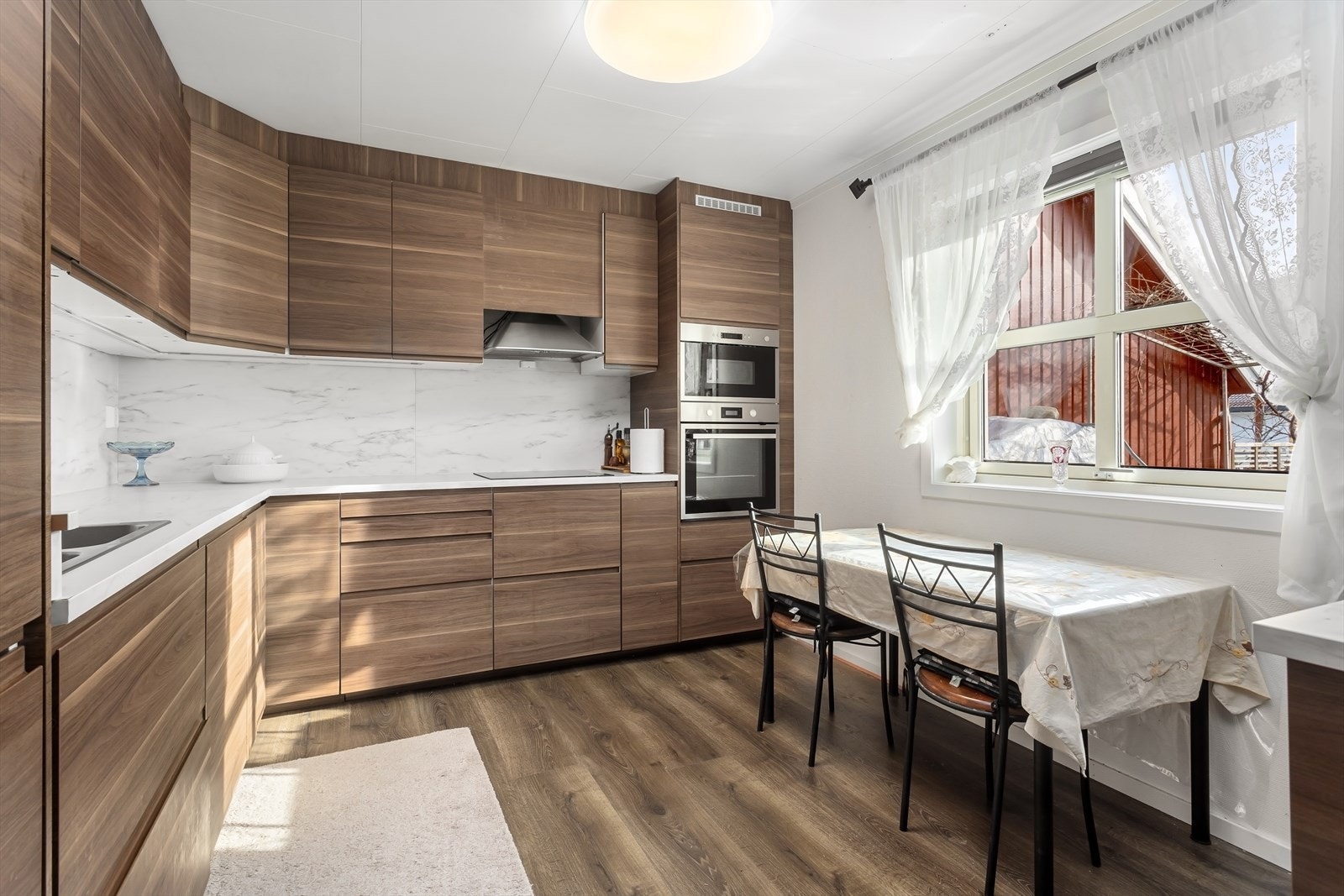 Kjøkkenet har en moderne og tidsriktig innredning fra 2019. Galleribilde