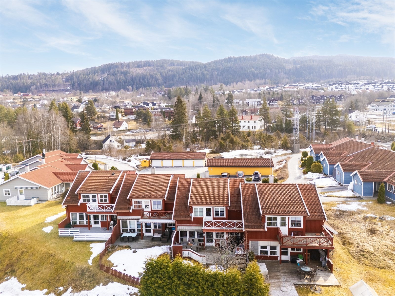 Velkommen til Bjørkebakken 8B - en praktisk rekkehusleilighet over to plan, med svært sentral beliggenhet like utenfor Åmot sentrum! Galleribilde