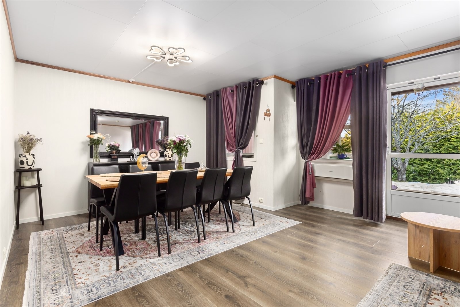 I tillegg til en romslig sittegruppe er det plass til møblering av et stort spisebord. Galleribilde