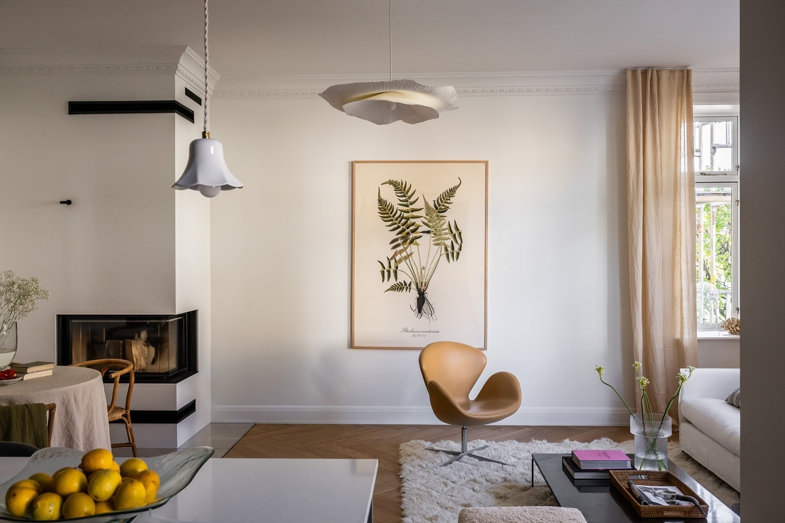 Generøs takhøyde (ca. 2.95m), peis og store vinduer skaper helt unik og god romfølelse i boligen Galleribilde