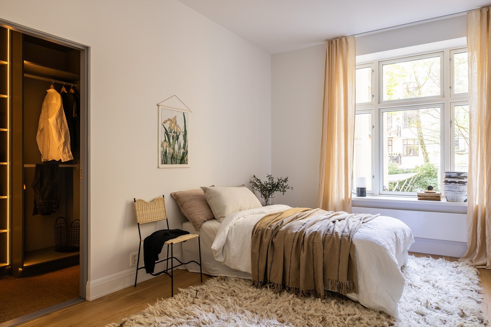 Jeg absolutt elsker dette, hovedsoverom en suite og med walk-in garderobe er suiten komplett! Galleribilde