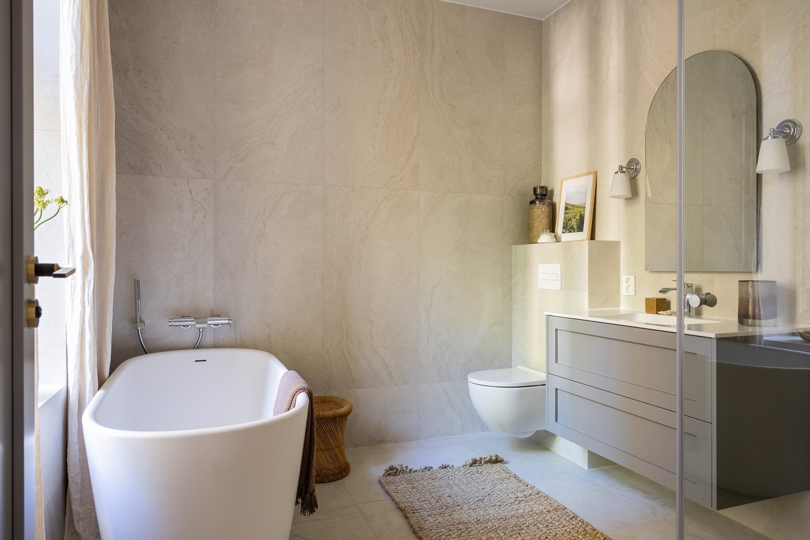 Velvære rommet | Bad med et stilrent badekar fra Balteco Azzur og dusjhjørne fra samme leverandør Galleribilde