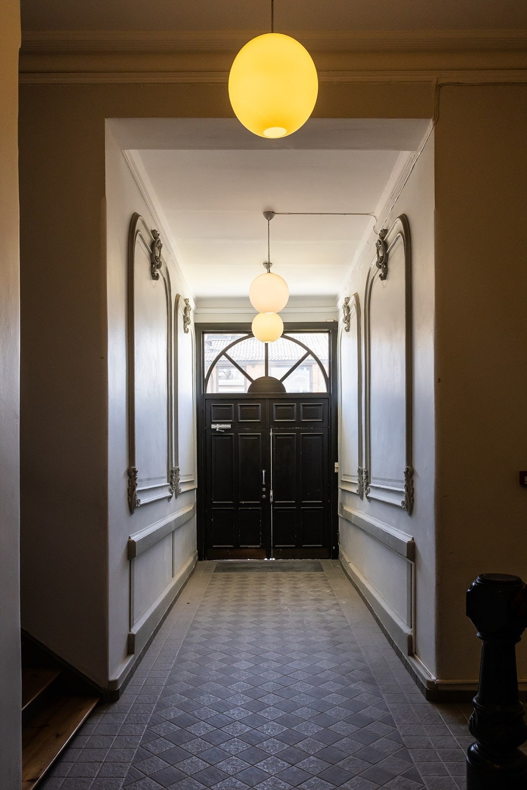 Nydelig portrom | oppgang i god, gammel og klassisk utførelse. Foto: Anne Andersen Galleribilde