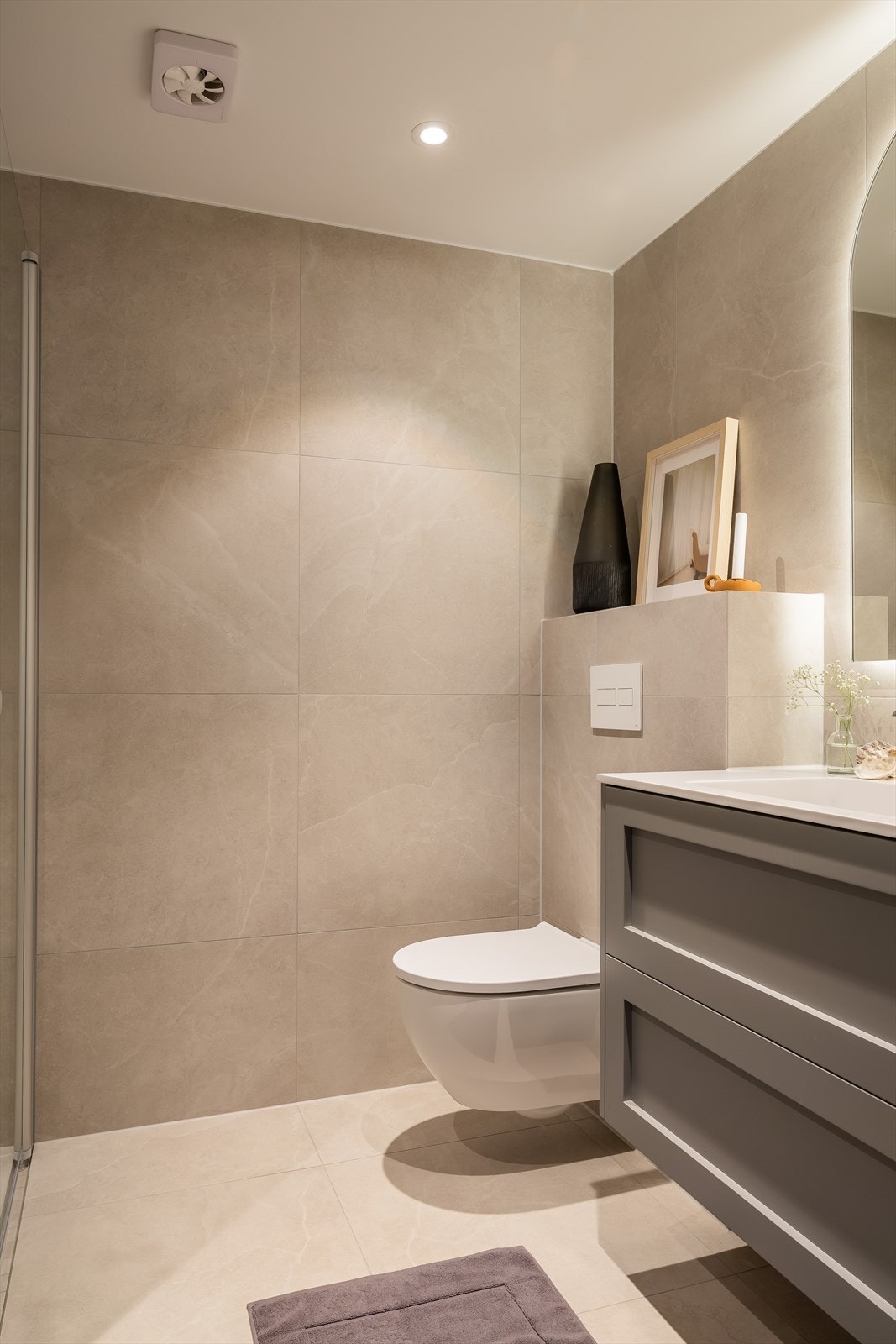 Gjeste bad (bad nr. 2) med store flislagte flater Galleribilde