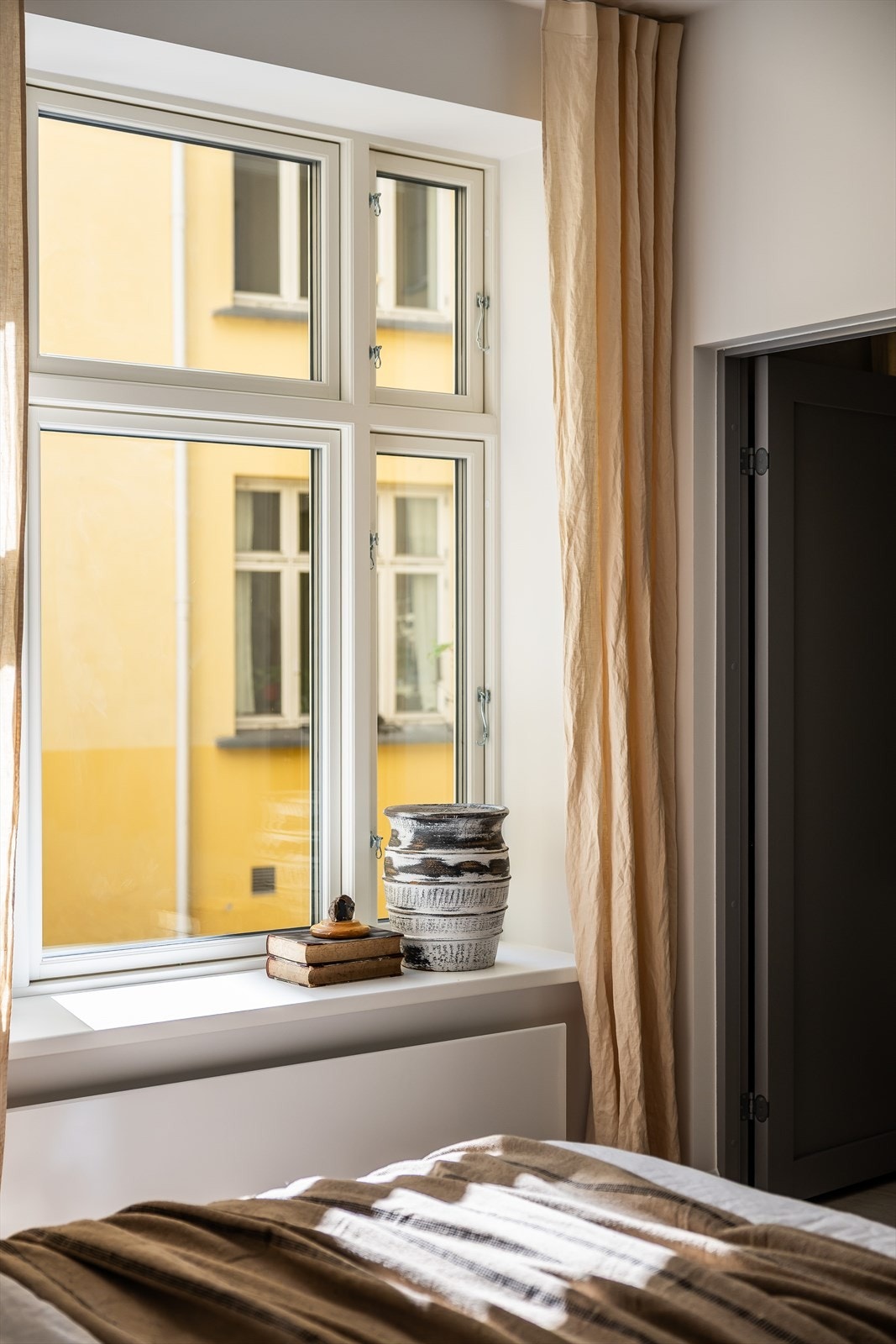 Store vinduer og brede vinduskarmer, prikken over i'en. Alle vinduer ut mot bakgård (2024) Galleribilde