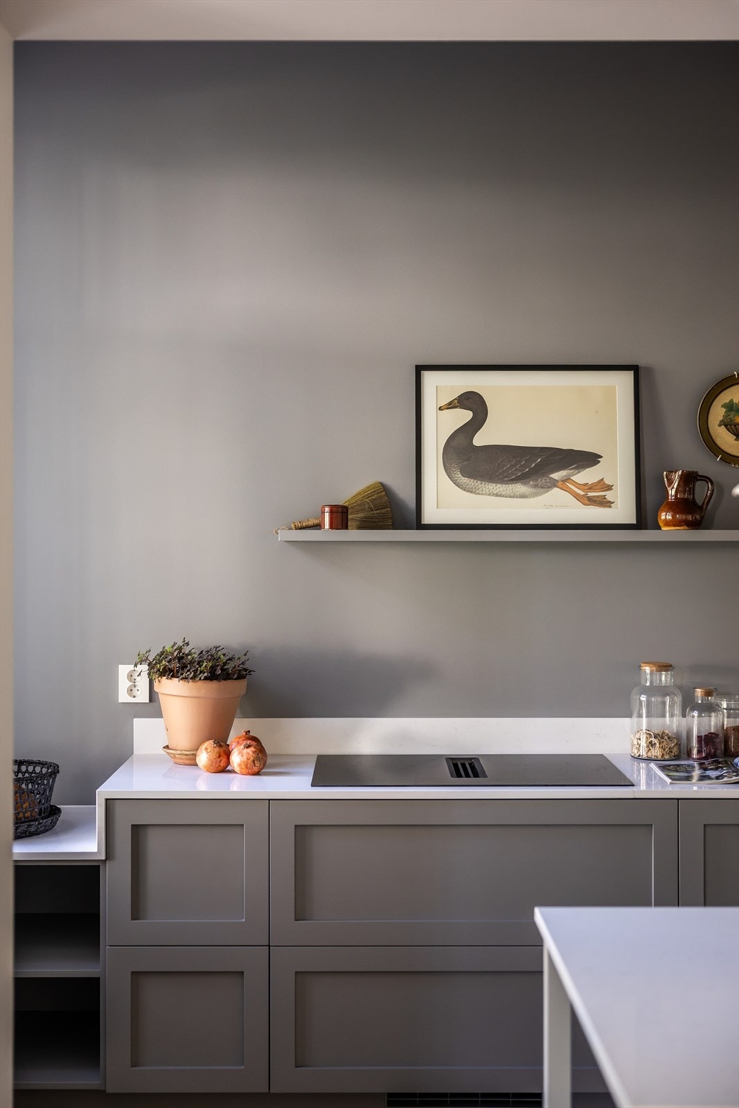 All innredning (også på bad) og alle dører inne i leiligheten er med fargen: Cobble. Ton-i-ton for et helhetlig uttrykk Galleribilde