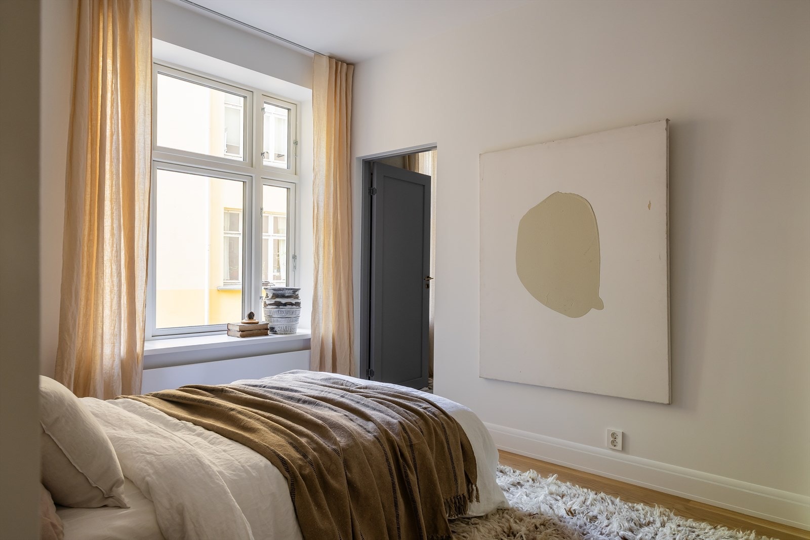 Fra rommet er det adkomst inn til delikat og privat bad Galleribilde