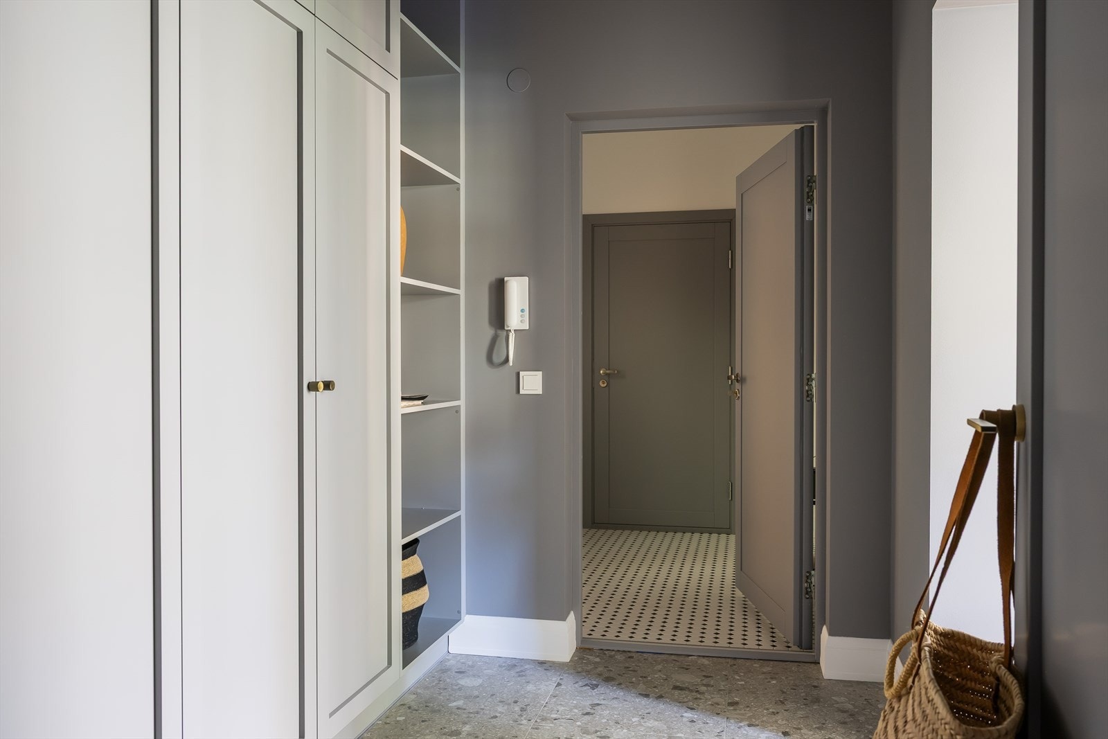 Den første delen av entréen har praktisk, flislagt gulv med Terazzo Ergon Lombarda,Cenere Mix Galleribilde