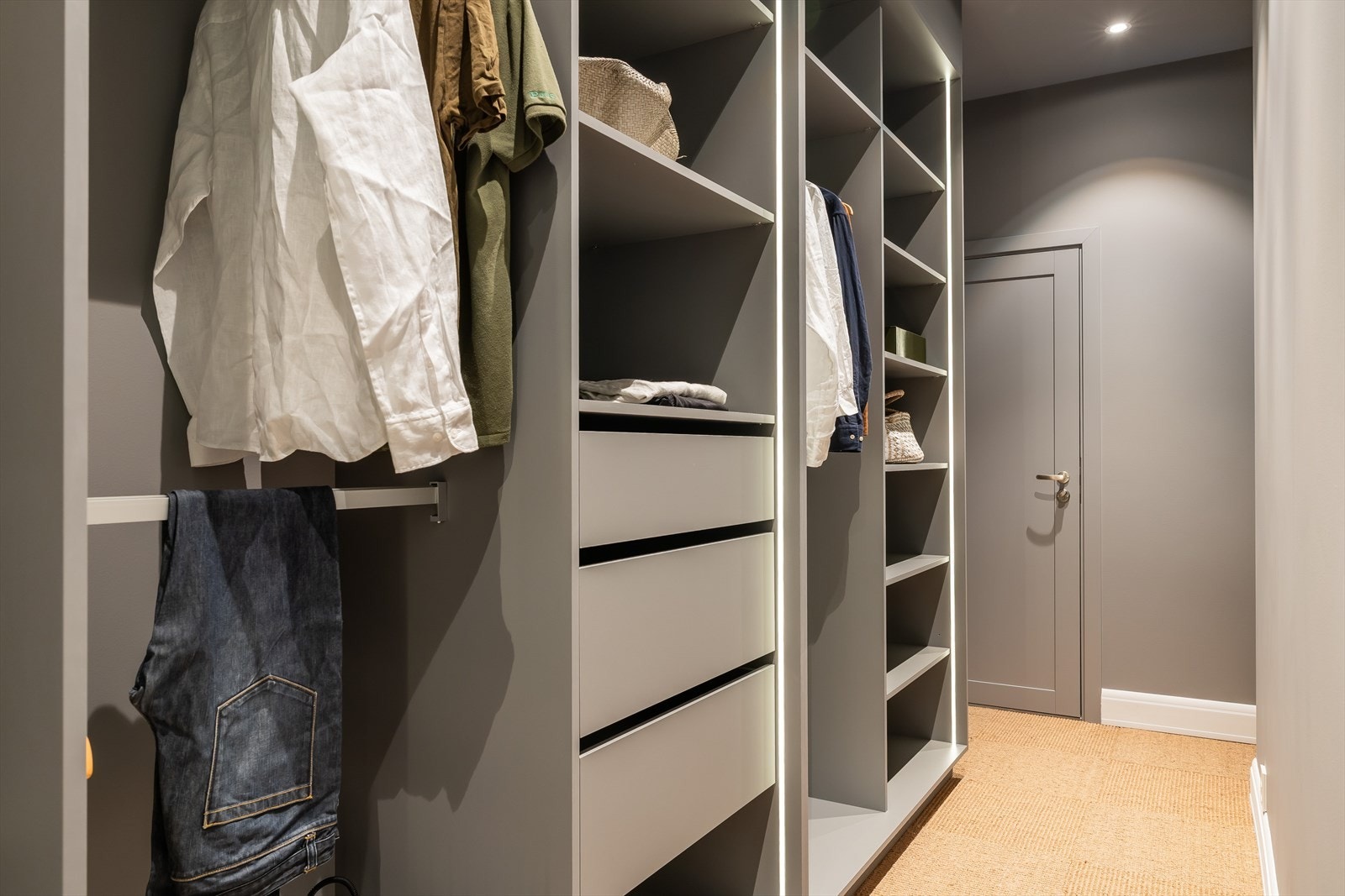 Fra garderoberommet er det videre utgang ut til baktrapp, som leder ut til bakgård Galleribilde