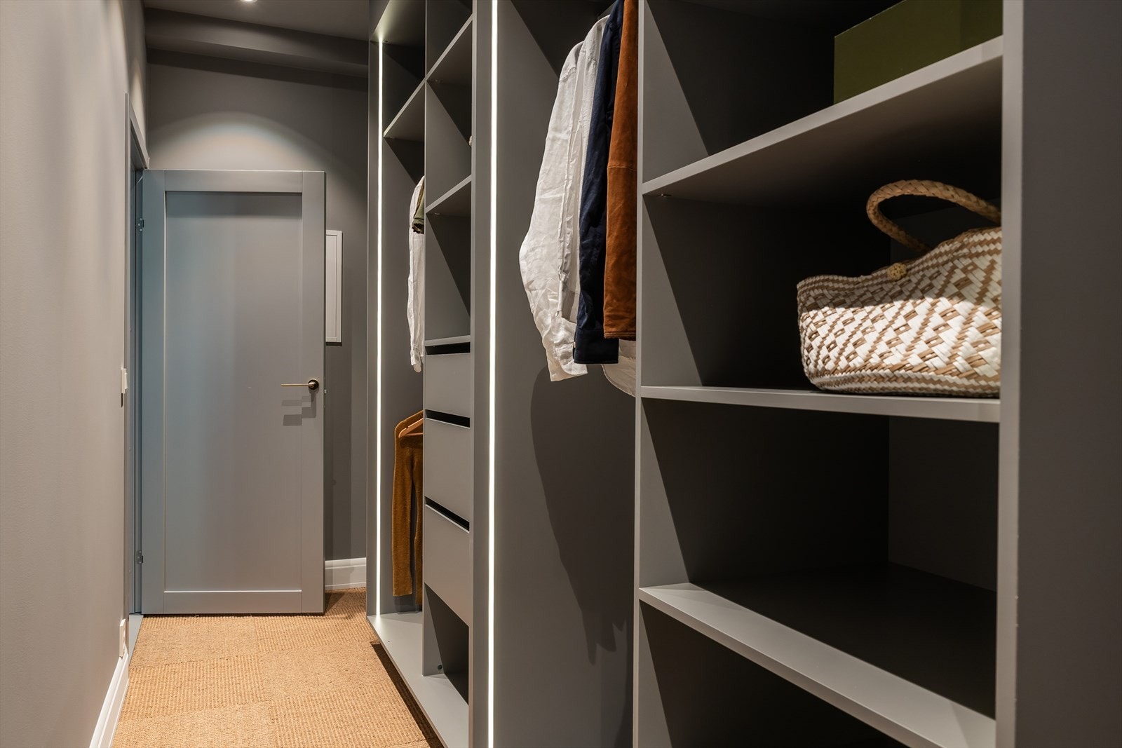 Skuffer, dobbelt oppheng og hyller samt sisal teppe på gulv fra Tasibel, kvalitet fra Belgia Galleribilde