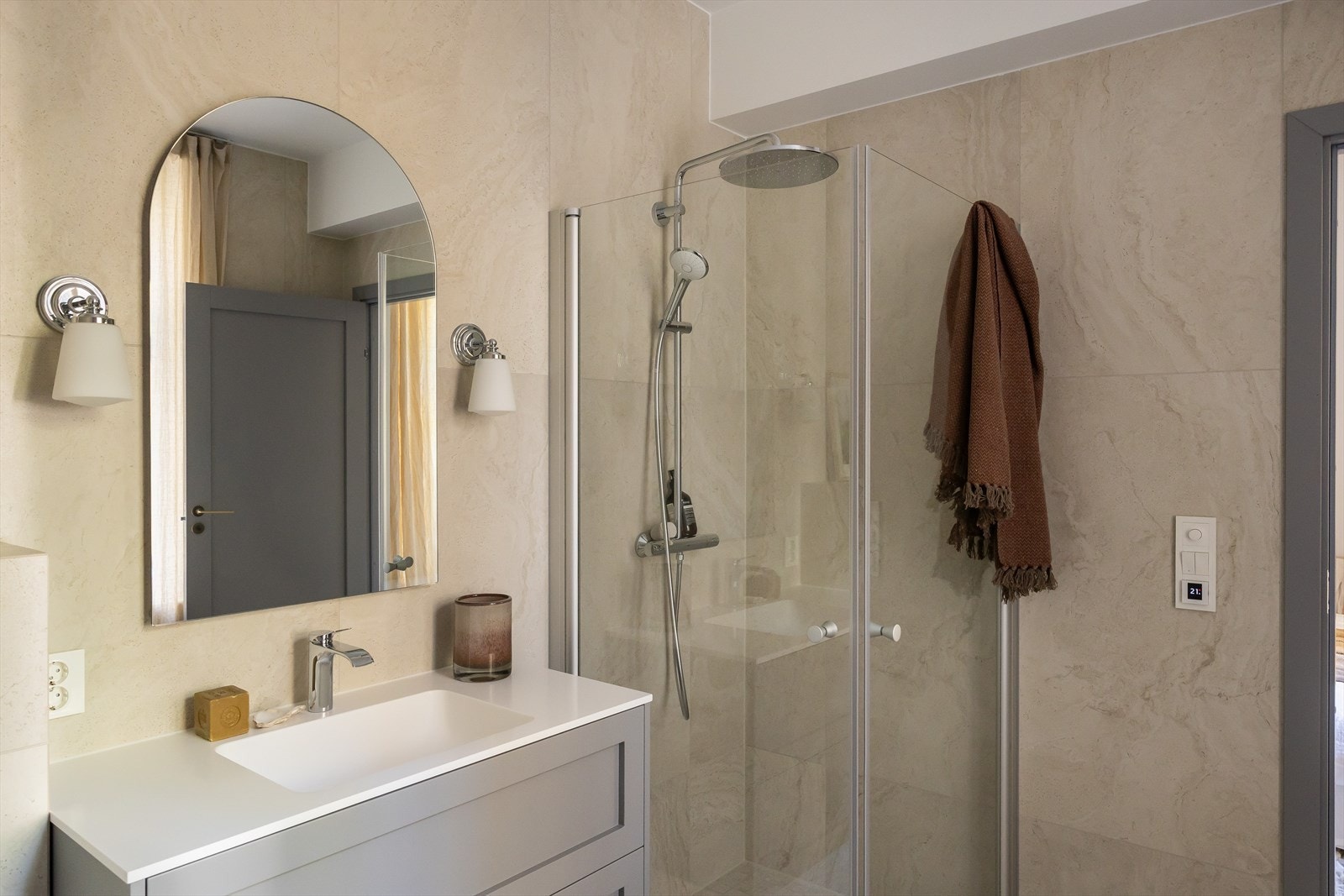 Grohe Dusjsystem med termostatisk blandebatteri i dusjhjørnet, glassdører rundt Galleribilde