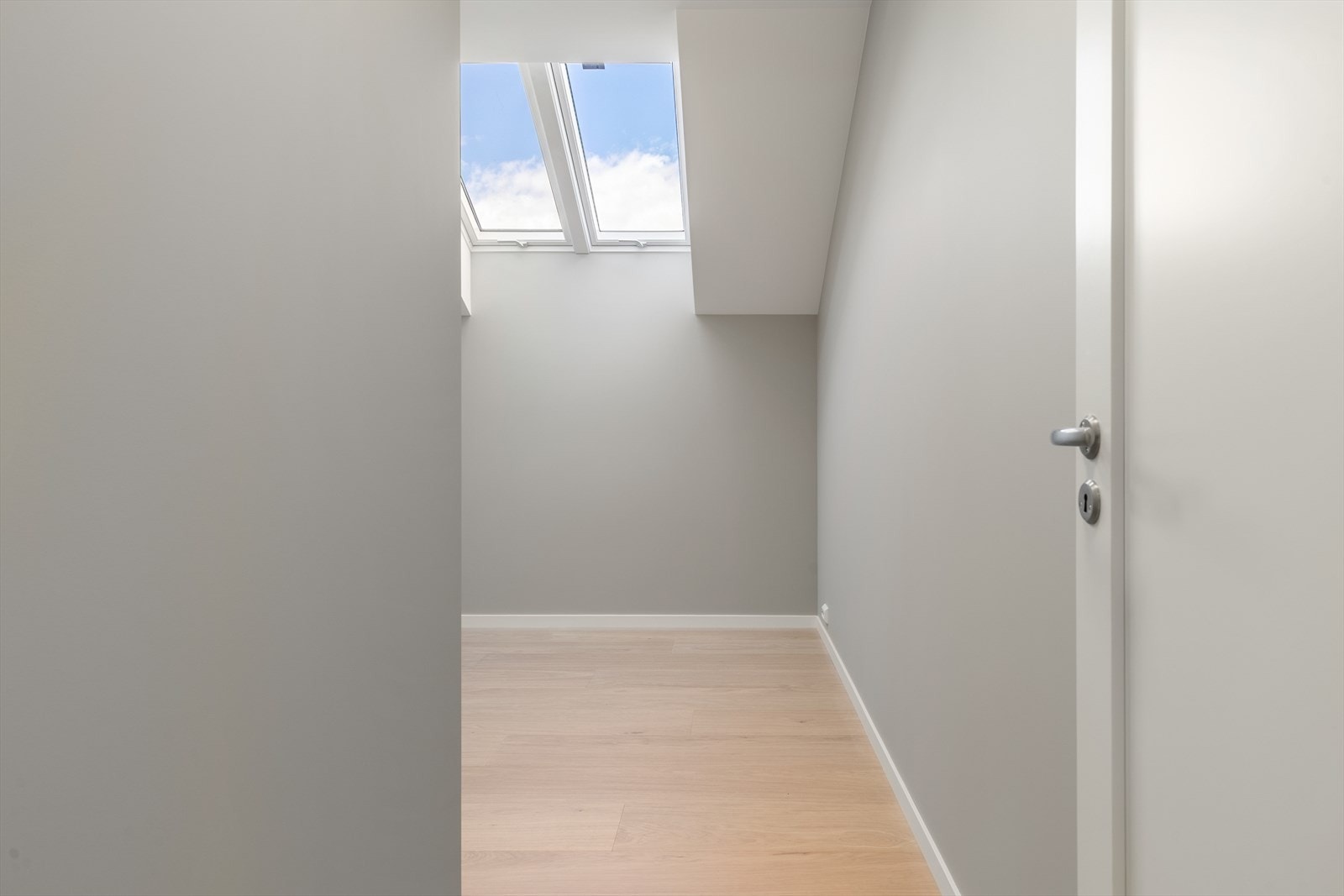 Fint lysinnfall via takvindu Galleribilde