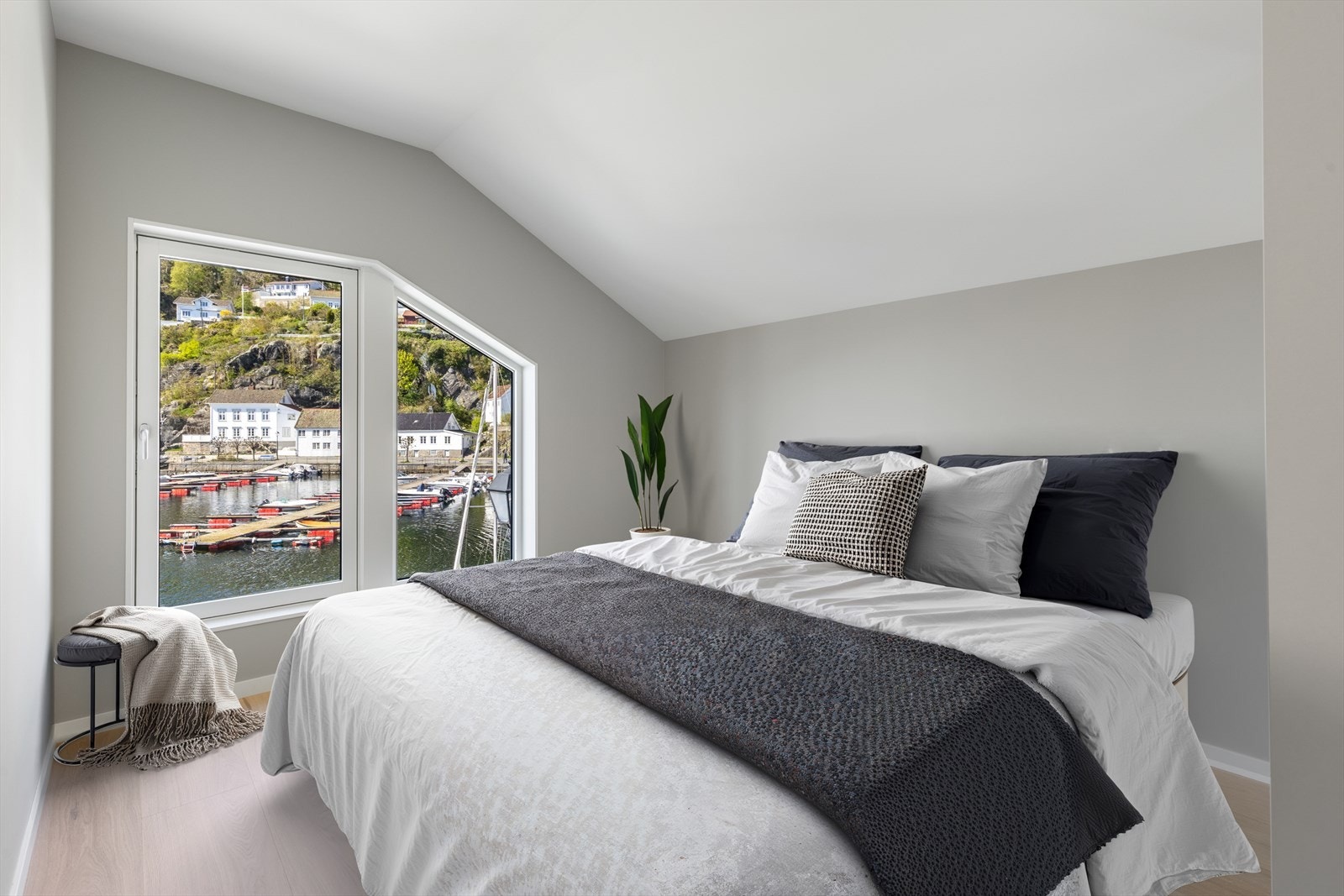 Master bedroom som også har nydelig utsikt mot Solsiden og vannet. Galleribilde